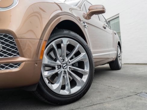 Used 2017 Bentley Bentayga image 4