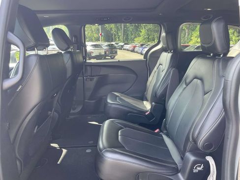 Used 2023 Chrysler Pacifica Touring-L w/ S Appearance Package FWD image 10