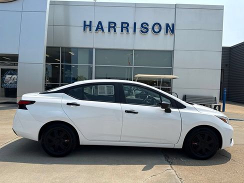 Used 2023 Nissan Versa S FWD image 4