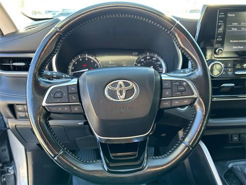 Used 2020 Toyota Highlander XLE image 23