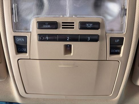 Used 2017 Toyota Camry XLE image 25