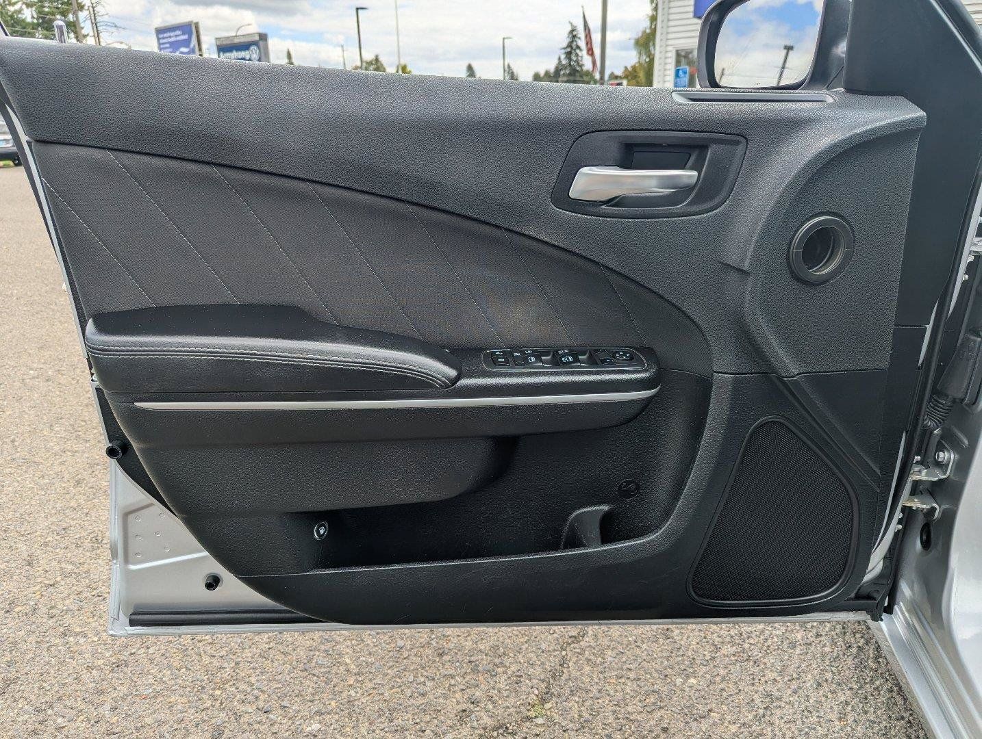 Used 2019 Dodge Charger SXT RWD image 10