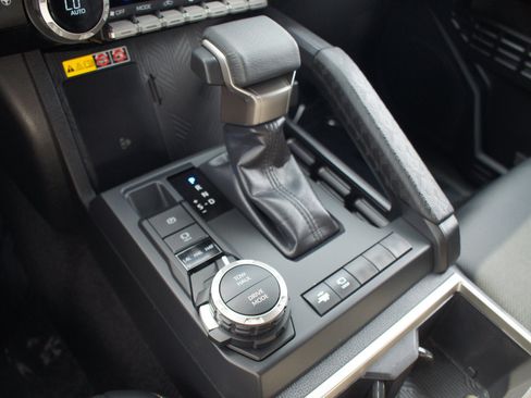 Used 2025 Toyota Tacoma Limited AWD/4WD image 12