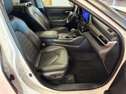 Used 2023 Toyota Highlander XLE AWD/4WD image 16