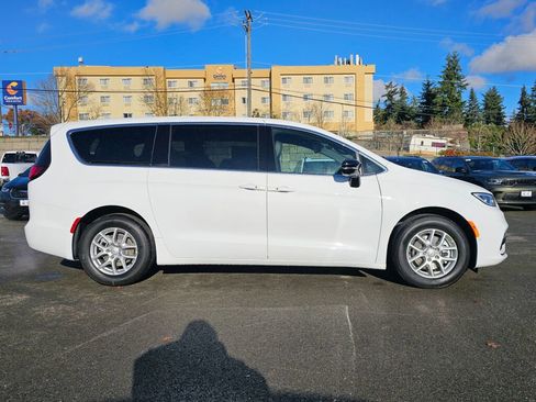 New 2026 Chrysler Pacifica Select image 9