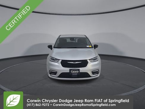 Certified 2024 Chrysler Pacifica Touring-L image 5