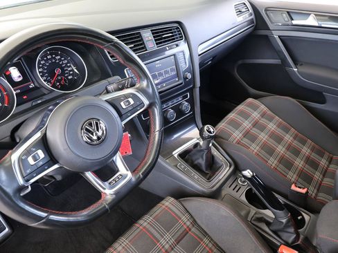 Used 2017 Volkswagen Golf 4-Door FWD image 38
