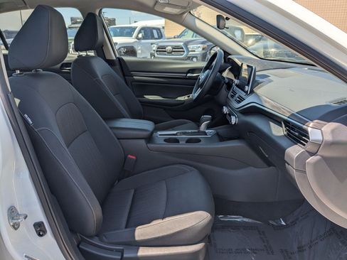 Used 2025 Nissan Altima 2.5 SV FWD image 33