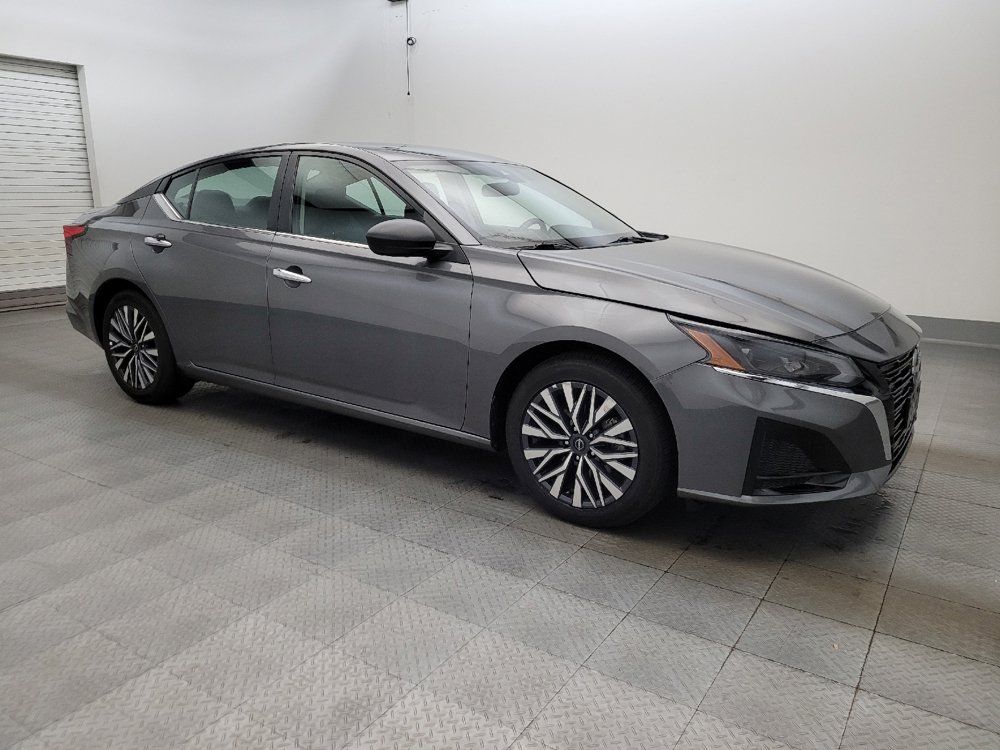 Used 2025 Nissan Altima 2.5 SV FWD image 11