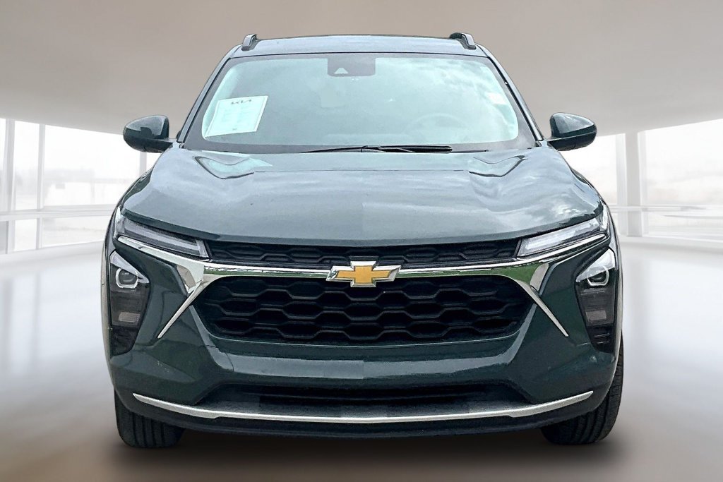 Used 2025 Chevrolet Trax LT FWD image 2