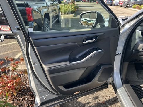 Certified 2024 Toyota Highlander XLE image 11