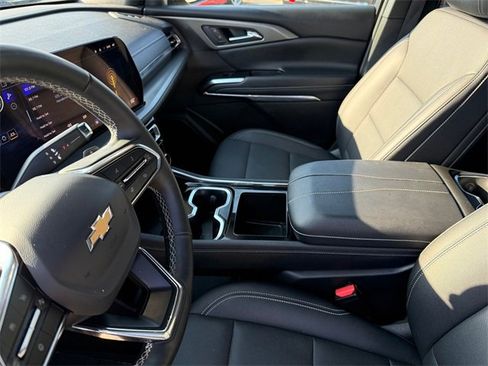 Used 2025 Chevrolet Traverse LT image 9