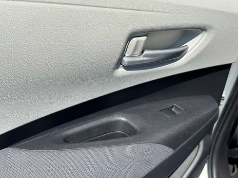 Used 2020 Toyota Corolla LE FWD image 12