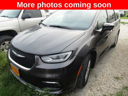 Used 2023 Chrysler Pacifica Touring-L FWD image 1