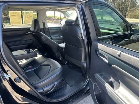 Used 2022 Toyota Highlander XLE image 18