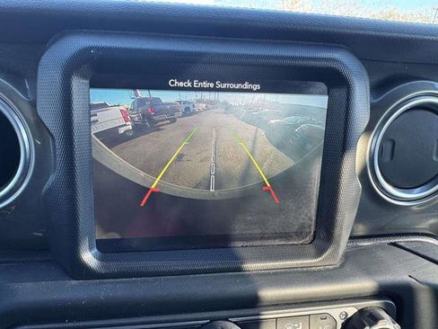 Used 2018 Jeep Wrangler Unlimited Sahara image 34