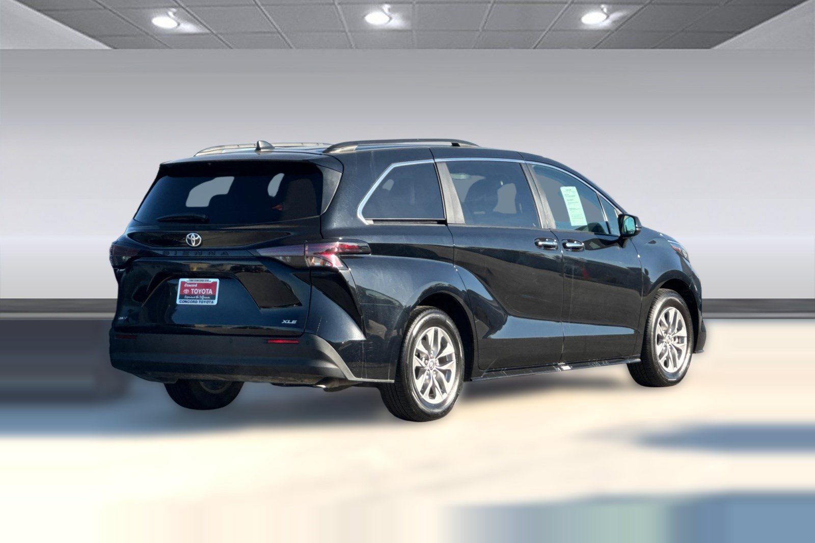 Used 2026 Toyota Sienna XLE FWD image 9