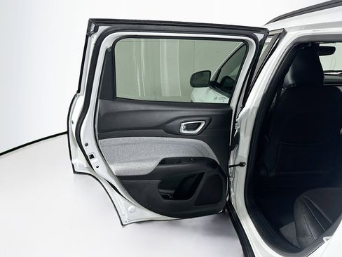 Used 2024 Jeep Compass Latitude image 27