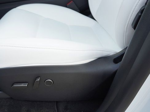 Used 2025 Tesla Model Y Long Range image 19