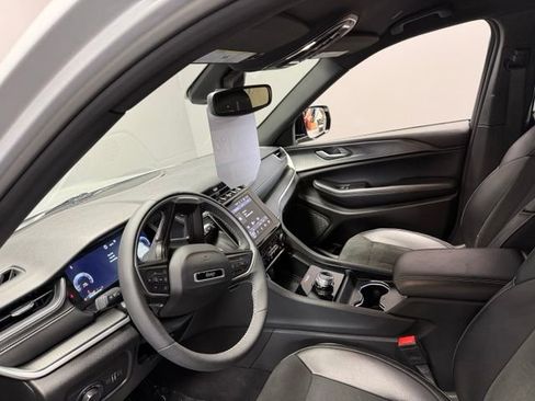 Used 2024 Jeep Grand Cherokee Altitude AWD/4WD image 17
