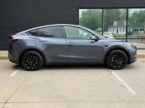 Used 2021 Tesla Model Y Long Range AWD/4WD image 11