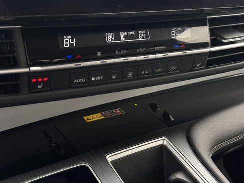 Used 2025 Toyota Sienna XLE image 21