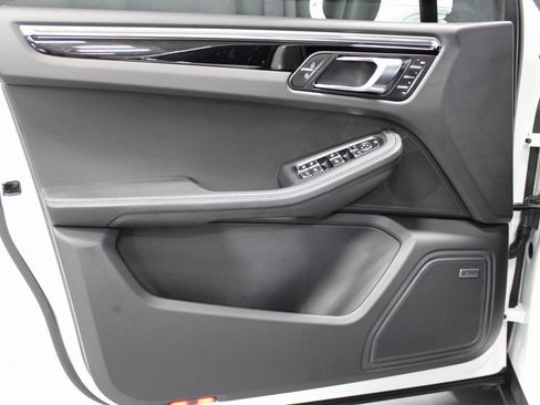 Certified 2025 Porsche Macan image 24
