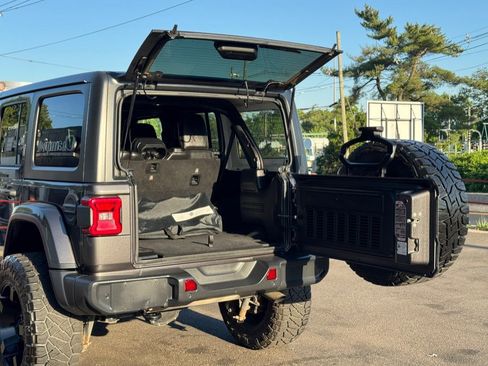 Used 2018 Jeep Wrangler Unlimited Sahara w/ Safety Group AWD/4WD image 30