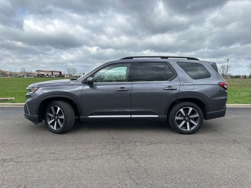 Used 2025 Honda Pilot Touring image 3