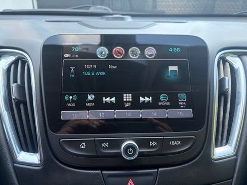 Used 2018 Chevrolet Malibu LT w/ Leather Package FWD image 9