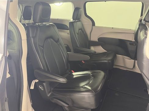 Used 2022 Chrysler Pacifica Touring-L FWD image 27