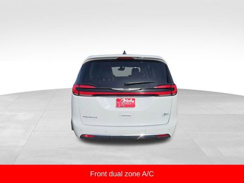 Used 2023 Chrysler Pacifica Touring-L image 6