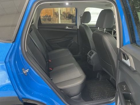 Certified 2025 Volkswagen Taos SE image 10