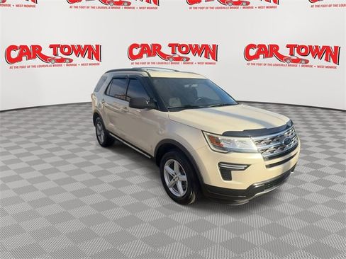 Used 2018 Ford Explorer XLT image 2