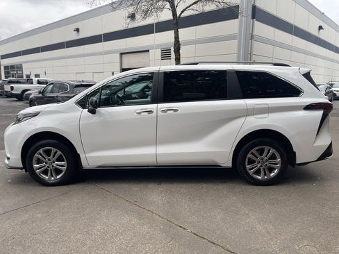 Used 2023 Toyota Sienna XSE image 6