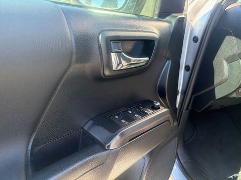 Used 2018 Toyota Tacoma TRD Off-Road image 16