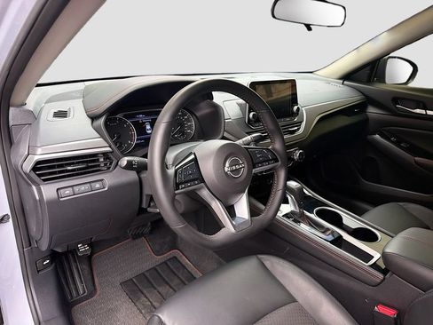 Used 2025 Nissan Altima 2.5 SR FWD image 9