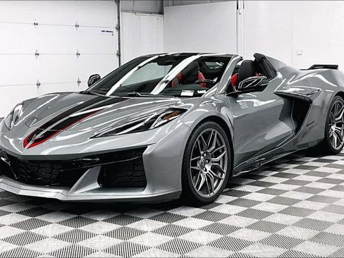 Used 2024 Chevrolet Corvette Z06 RWD image 11