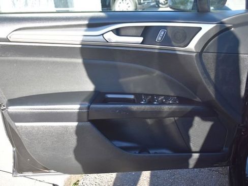 Used 2017 Ford Fusion SE w/ Fusion SE Technology Package FWD image 16