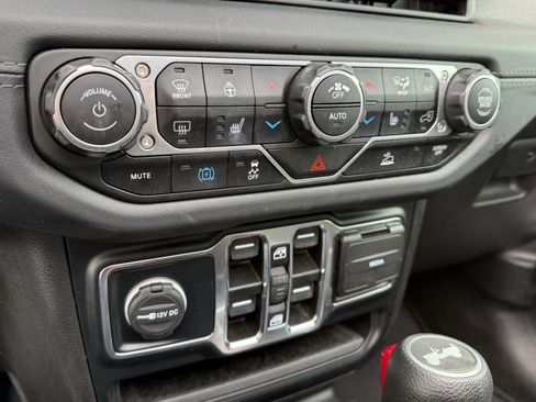 Used 2024 Jeep Wrangler Unlimited Sahara image 29