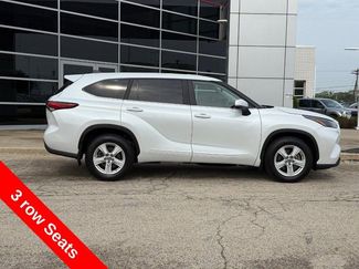 Used 2023 Toyota Highlander LE FWD video 2