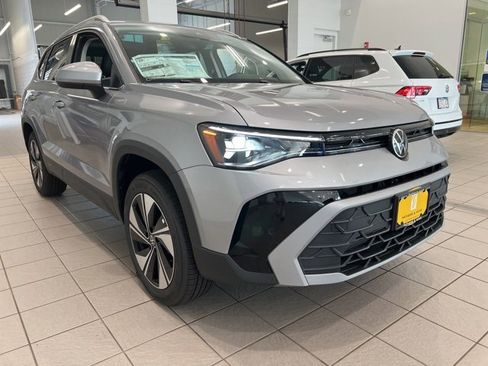 New 2025 Volkswagen Taos SE image 1