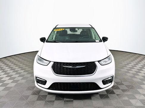 Certified 2024 Chrysler Pacifica Touring-L image 4