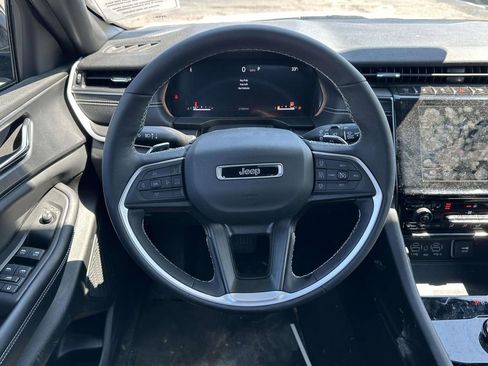 Used 2024 Jeep Grand Cherokee Altitude image 14