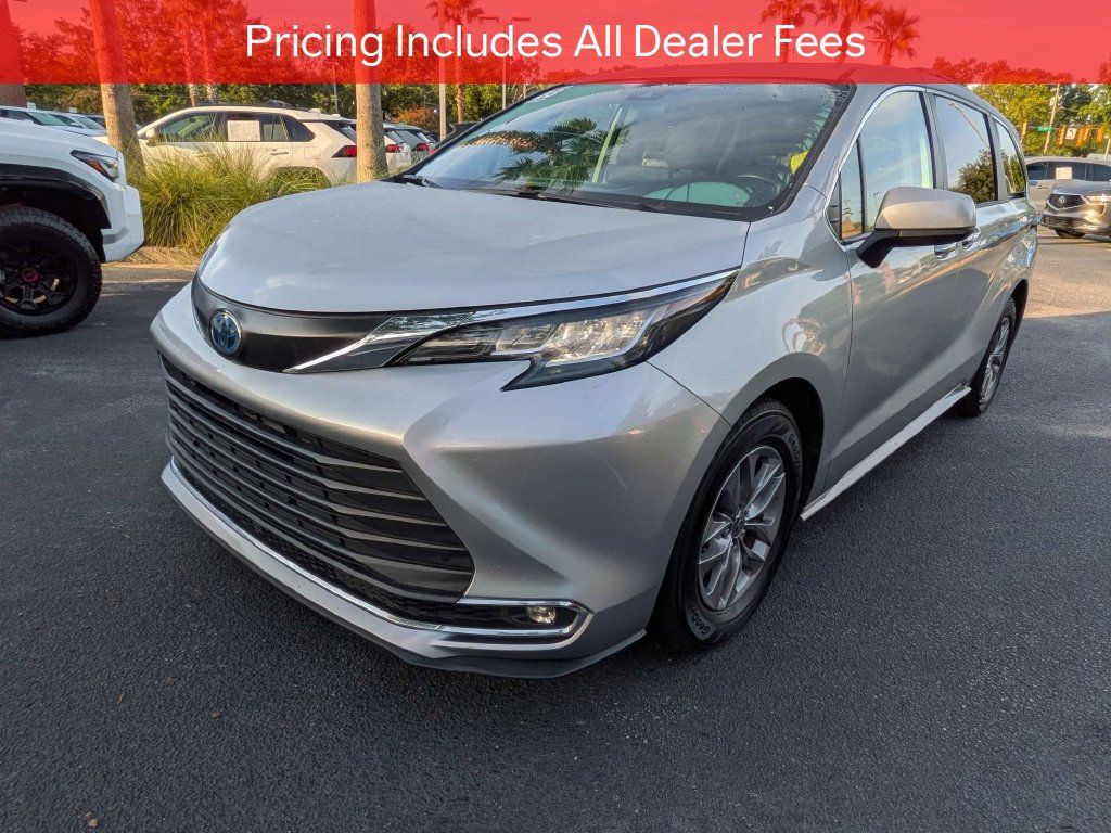 Used 2023 Toyota Sienna XLE FWD image 9