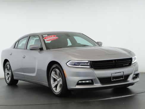 Used 2016 Dodge Charger SXT image 1