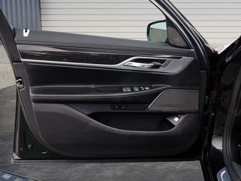 Used 2019 BMW 740i w/ Parking Assistance Package RWD image 14