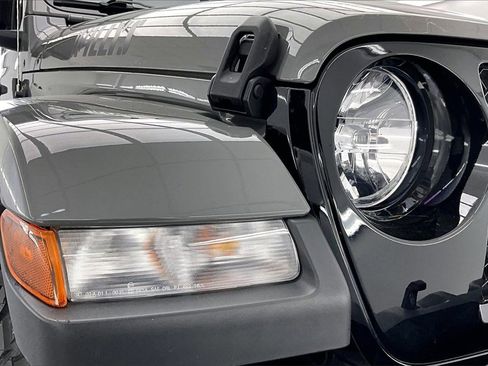 Used 2022 Jeep Gladiator Willys image 30