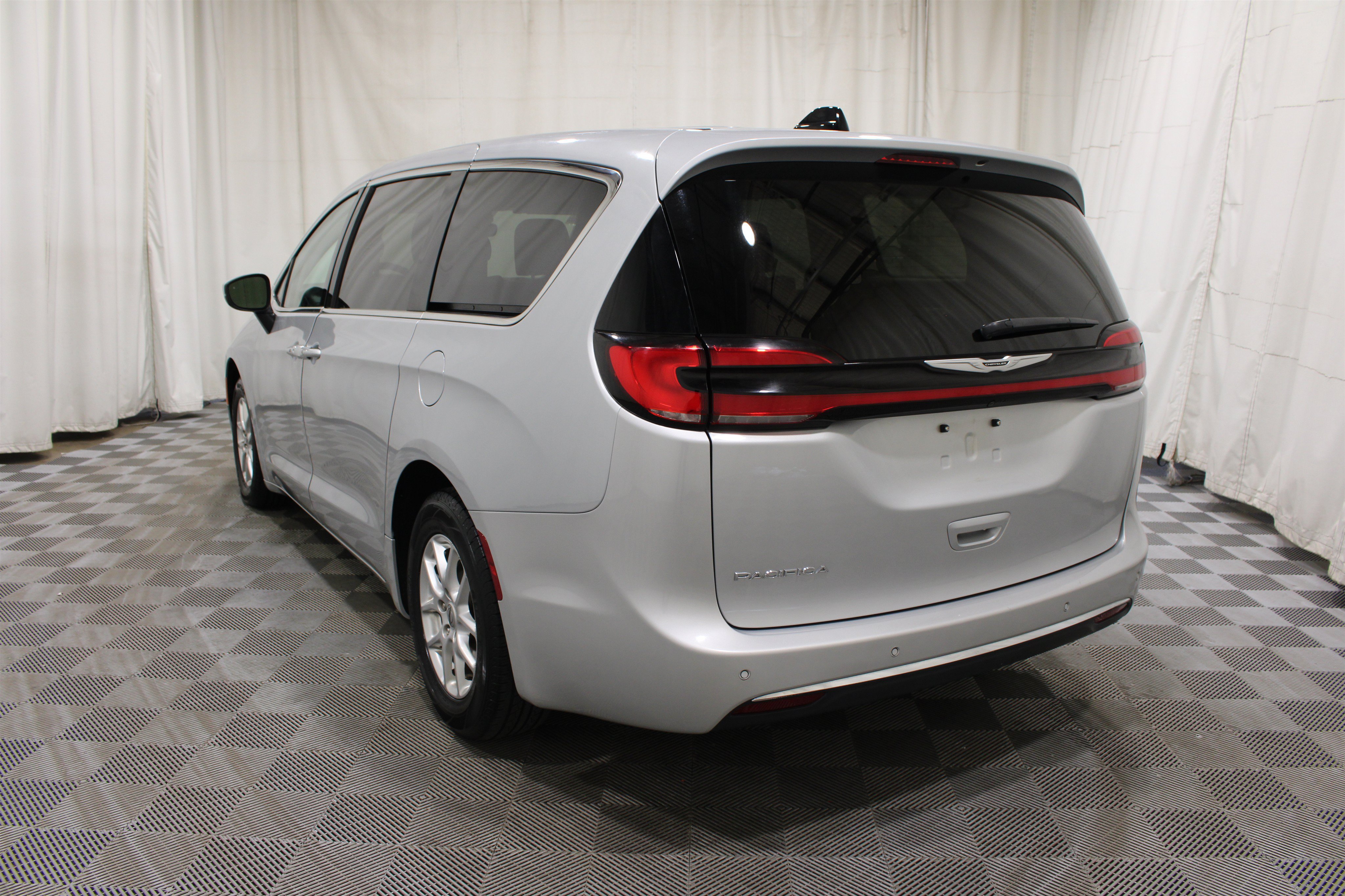 Used 2023 Chrysler Pacifica Touring-L FWD image 33