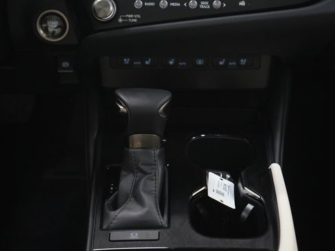 Used 2025 Lexus ES 350 w/ Luxury Package FWD image 16